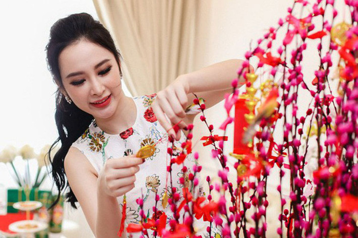 Nữ diễn viên chọn hoa tầm xuân màu đỏ đặt ngay ở phòng khách.