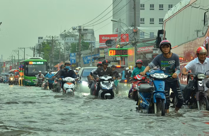 Trước đó, từ sáng sớm cùng ngày, triều cường bất ngờ dâng cao bất thường ngay giữa mùa khô khiến nhiều tuyến đường ở Sài Gòn ngập nặng, giao thông rối loạn... 