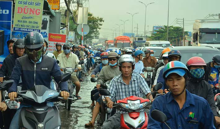 Người dân TP.HCM một phen khốn đốn khi ngay đầu giờ làm việc, học tập, đi lại buổi sáng đã gặp thảm cảnh ngập nước, tắc đường.