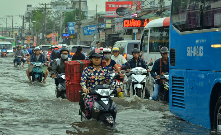 Trong đó, tuyến QL1A đoạn gần chân cầu Bình Điền (huyện Bình Chánh, TPHCM) bị ngập nặng nhất. Nhiều đoạn nước ngập đến nửa xe máy khiến hàng loạt phương tiện lưu thông qua đây bị chết máy.