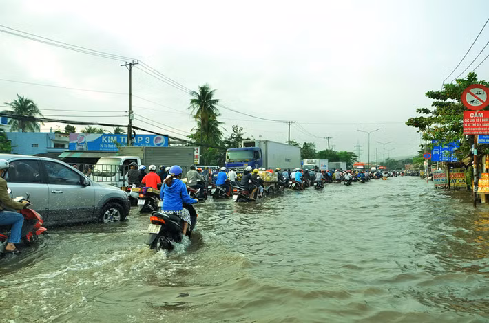 Biển nước trên QL50.