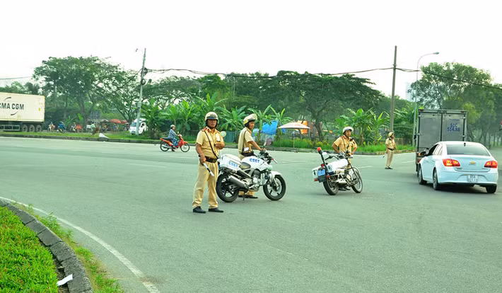 Lực lượng CSGT được tăng cường tối đa để phân luồng từ xa, hướng dẫn người dân tránh đi vào vùng ngập nước.