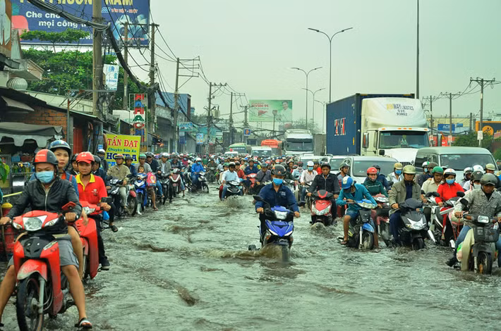 Nhiều phương tiện tìm cách quay đầu để tránh điểm ngập dẫn đến một số tuyến đường lân cận như Nguyễn Hữu Trí, Trần Đại Nghĩa… cũng rơi vào tình trạng ùn tắc, hỗn loạn trong buổi sáng.