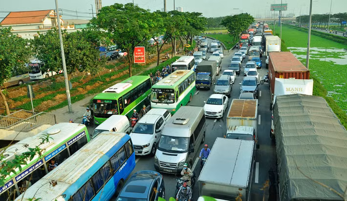 Đến 10h sáng nay (2/2), hàng loạt tuyến đường cửa ngõ phía Tây TP.HCM như Nguyễn Văn Linh, QL1A, QL50...thuộc huyện Bình Chánh, TP.HCM giao thông vẫn còn ùn ứ, việc đi lại của người dân gặp không ít khó khăn.