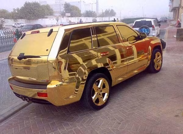 Đến xe cũng phải mạ vàng hết mới chịu.