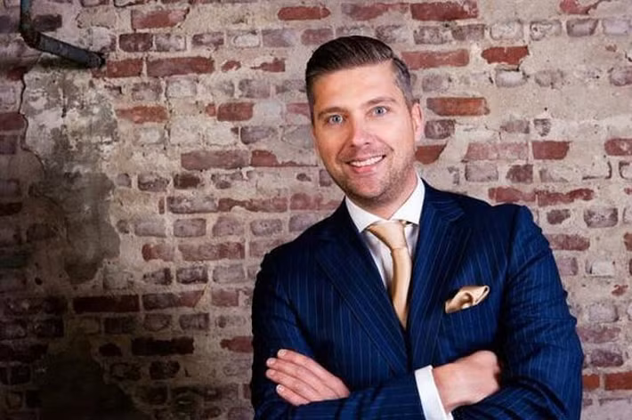 Thijs van der Hilst đã dành 15 năm để nghiên cứu và phát minh ra chiếc gối giúp giải quyết những vấn đề liên quan đến giấc ngủ. (Ảnh: Caters News Agency)