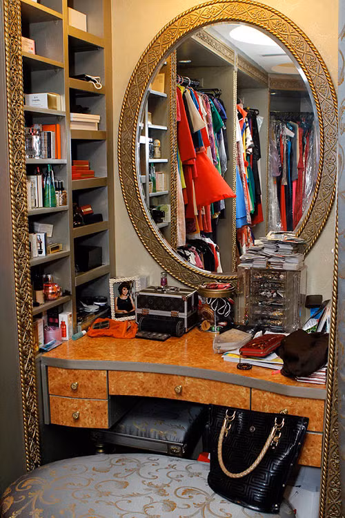 Thường xuyên phải giao tiếp nên Mai Thu Huyền không tiếc tay đầu tư vào những bộ cánh thanh lịch. Cô có hẳn một căn phòng riêng để cất giữ quần áo của mình.