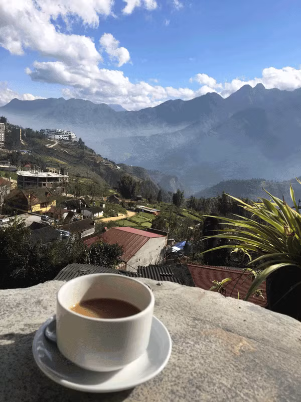 Không khí trong lành hòa quyện với tiết trời se lạnh, dừng chân trước quang cảnh hùng vĩ của núi rừng Tây Bắc để nhâm nhi một ly café hay trà nóng, chắc chắn sẽ là nguồn cảm hứng vô tận cho những bức ảnh ‘so deep' của bạn.