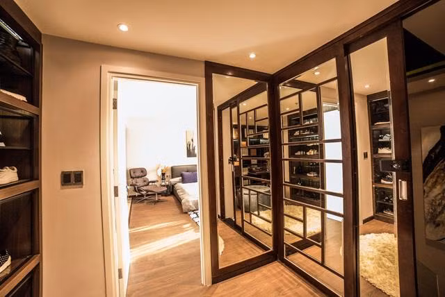 Gần không gian phòng ngủ là phòng thay đồ, chứa giày dép, phụ kiện, quần áo hàng hiệu của "ông trùm chân dài".