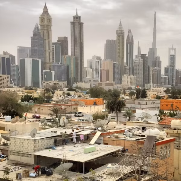 Dubai chỉ có những tòa nhà chọc trời Đây là một thành phố với nhiều sự đối lập, bên cạnh những tòa nhà chọc trời 163 tầng, những căn biệt thự cao tầng xa hoa vẫn còn những ngôi nhà một tầng đơn sơ. Đến Dubai, bạn có thể dễ dàng thấy được hình ảnh trái ngược không mấy xa lạ này.