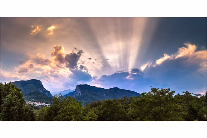 Đỉnh Olympus của các vị thần Hy Lạp: Olympus là ngọn núi cao nhất Hy Lạp và được tôn kính trong thời cổ đại. Đỉnh Mytikas của ngọn núi được biết đến như là đền Pantheon của người Hy Lạp cổ đại và là nơi các vị thần thảo luận về các vấn đề quan trọng. Địa điểm bí ẩn này là ngôi nhà huyền thoại của thần Zeus hùng mạnh, vị vua của các vị thần, và 12 vị thần Olympia cùng các nữ thần. Ngày nay, du khách có thể đến công viên Quốc gia Olympus và ghé thăm núi Olympus huyền thoại cũng như công viên khảo cổ và bảo tàng hấp dẫn ở Dion, nằm dưới chân Olympus. Ảnh: S-F/Shutterstock.