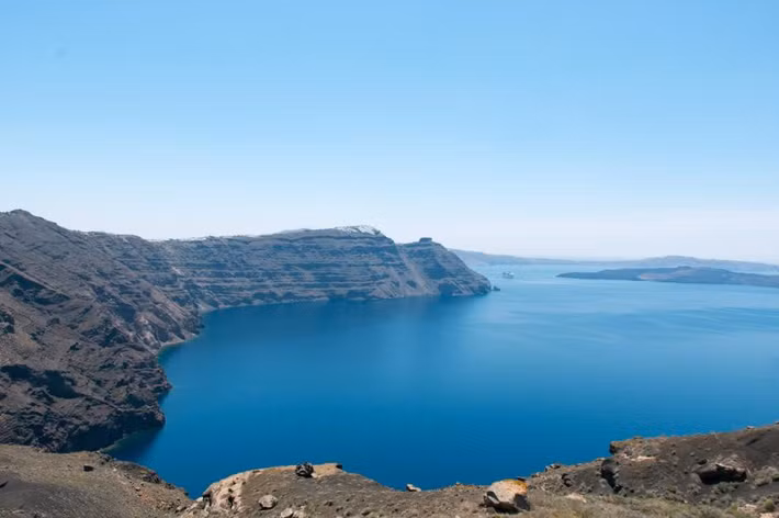 Atlantis: Câu chuyện về thành phố Atlantis giàu có, hùng mạnh giữa nằm Đại Tây Dương chìm dưới đáy biển, từ lâu đã thu hút sự quan tâm của rất nhiều người, đồng thời là cảm hứng cho nhiều bộ phim và tiểu thuyết. Những bài viết của các nhà triết học Hy Lạp về Atlantis được cho là lấy cảm hứng từ việc núi lửa phun trào và đại hồng thủy đã phá hủy Santorini (Thera), đồng thời khiến Akrotiri, một khu định cư đồ sộ thịnh vượng biến mất. Ảnh: Martyhoppe/Shutterstock.