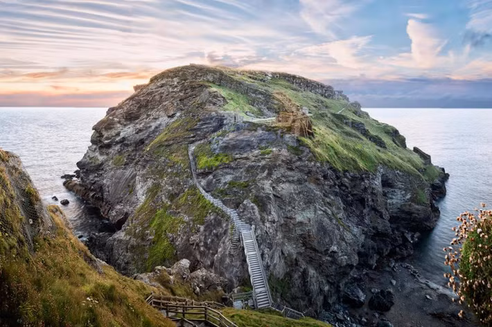 Lâu đài của vua Arthur: Cảnh quan ngoạn mục của tàn tích lâu đài Tintagel, nằm rải rác xung quanh một mũi đất trên bờ biển Bắc Cornish đủ để kích thích trí tưởng tượng của bất kỳ ai. Địa điểm huyền bí này có vị trí đặc biệt trong huyền thoại và văn học, trong đó, đáng chú ý nhất là câu chuyện liên quan đến vua Arthur. Nơi đây trở nên nổi tiếng từ thế kỷ 12 khi Geoffrey of Monmouth viết rằng Tintagel là nơi vị vua huyền thoại của thời kỳ Dark Ages đã sinh ra. Ngoài ra, lâu đài Cadbury ở Somerset có liên quan đến lâu đài và tòa án Camelot của vua Arthur và tu viện Glastonbury được cho là nơi an nghỉ cuối cùng của nhà vua. Ảnh: Valery Egorov/Shutterstock.