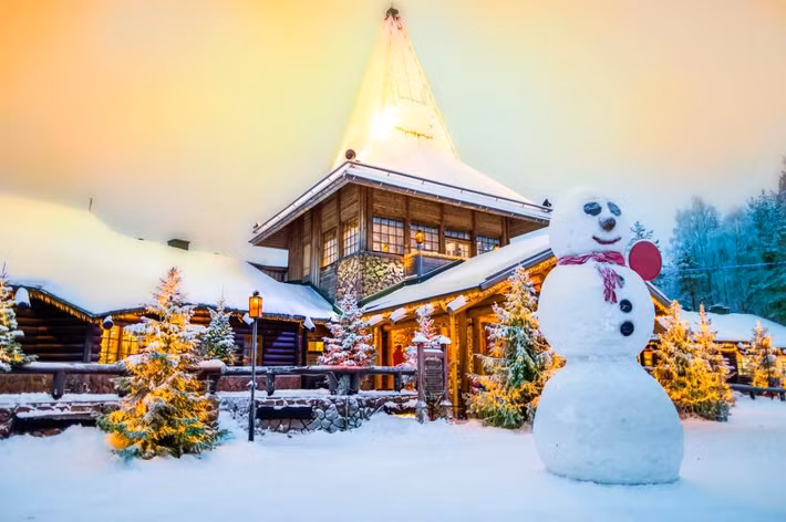 Nhà của ông già Noel: Vùng đất Lapland có cảnh quan tuyệt đẹp nằm ở phía Bắc Phần Lan, tiếp giáp với Na Uy, Thụy Điển và Nga, là quê hương của những người Sami bản địa, đồng thời nơi đây còn được coi là nhà của ông già Noel. Đến Lapland, ghé thăm làng của ông già Noel ở Rovaniemi, giấc mơ trượt tuyết cùng tuần lộc dọc theo những bìa rừng, chơi với những chú lùn hay gặp ông già Noel, của mọi trẻ em đều có thể trở thành sự thật. Ảnh: Aleksei Verhovsk/Shutterstock.