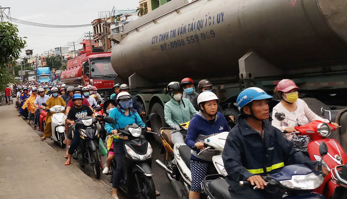 Cú va chạm làm cho anh Việt ngã văng xuống đường tử vong tại chỗ.