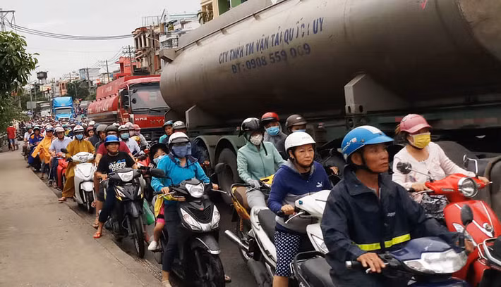 Cú va chạm làm cho anh Việt ngã văng xuống đường tử vong tại chỗ.