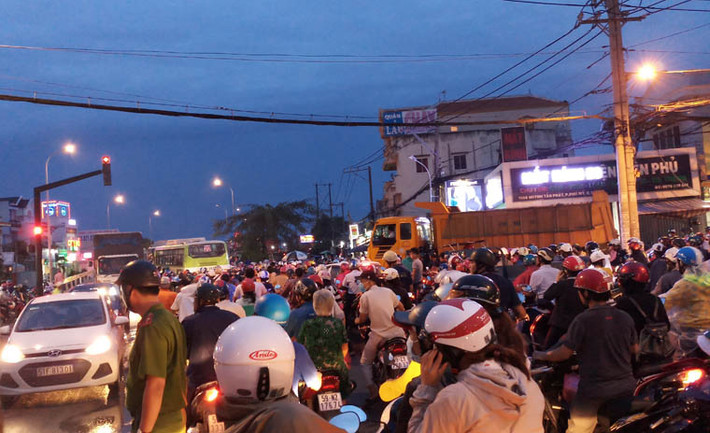 Nhiều người phải len lên lề để di chuyển, hoặc tấp vào lề đứng chờ.