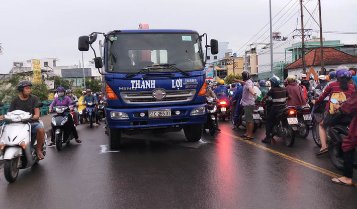 Khi đang đổ dốc cầu Phú Xuân (thuộc địa phận thị trấn Nhà Bè, huyện Nhà Bè) thì xảy ra va chạm với xe tải cẩu biển số 51C-255.01 chạy theo hướng ngược.