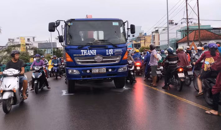Khi đang đổ dốc cầu Phú Xuân (thuộc địa phận thị trấn Nhà Bè, huyện Nhà Bè) thì xảy ra va chạm với xe tải cẩu biển số 51C-255.01 chạy theo hướng ngược.
