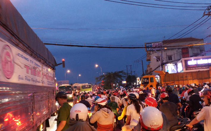 Nhiều lực lượng CSGT, Công an phường, bảo vệ dân phố được điều động ra điều tiết giao thông nhưng cũng đành bất lực.