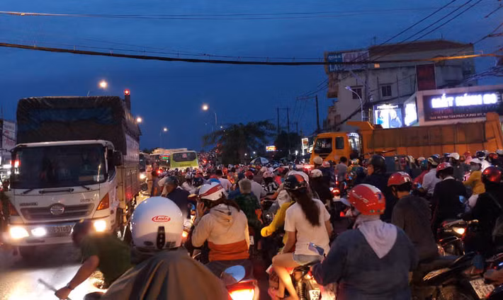 Giao thông bị tê liệt vì vụ TNGT.