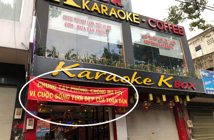 Điều đáng nói là chủ quán Karaoke KBox vi phạm nói trên đã có hành động "che mắt thiên hạ". Theo đó chủ quán này trương băngron trước quán với nội dung lên án hành vi sử dụng ma túy, chung tay phòng, chống ma túy vì cuộc sống tươi đẹp của toàn dân nhưng bên trong quán lại chứa chấp thành phần sử dụng trái phép chất ma túy.