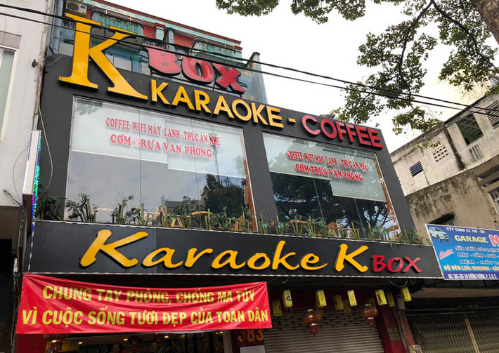 Rạng sáng nay 7/7, hàng chục chiến sĩ thuộc Phòng Cảnh sát quản lý hành chính về trật tự xã hội (PC64, Công an TPHCM) phối hợp với Công an phường 3 quận 5 bất ngờ ập vào kiểm tra quán karaoke Kbox ở địa chỉ 383 An Dương Vương, phường 3, quận 5.