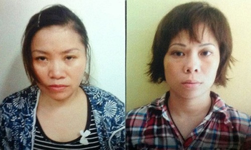 Trang (bên phải) và Nguyệt tại cơ quan điều tra.