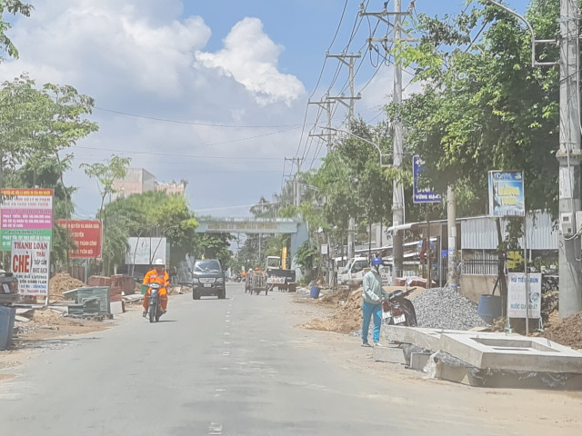 Tra Vinh: Cong truong thi cong duong 3/2 ngon ngang vat lieu, khong rao chan-Hinh-7