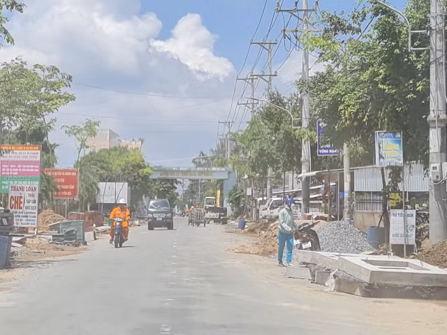 Tra Vinh: Cong truong thi cong duong 3/2 ngon ngang vat lieu, khong rao chan-Hinh-7