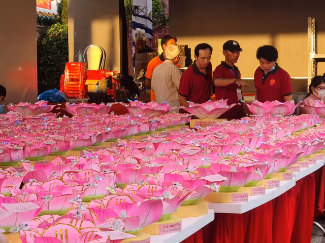 Le hoi chua Ong Cu Lao Pho: Nguoi dan no nuc tham du le tha hoa dang tren song Dong Nai-Hinh-14