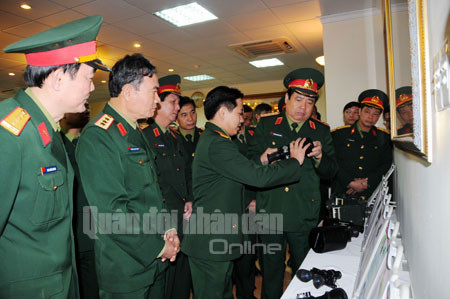 13 sản phẩm được trưng bày lần này đều đã được áp dụng thử tại nhiều cơ quan, đơn vị trong toàn quân; có những sản phẩm đã tham gia quá trình bắn trình diễn tại Trung tâm huấn luyện Miếu Môn (Cục Quân huấn, Bộ Tổng Tham mưu). Trong ảnh, Bộ trưởng Bộ Quốc phòng, Đại tướng Phùng Quang Thanh kiểm tra sản phẩm khí tài quang-điện tử do Viện Khoa học và Công nghệ quân sự thiết kế, chế tạo. 13 sản phẩm được trưng bày lần này đều đã được áp dụng thử tại nhiều cơ quan, đơn vị trong toàn quân; có những sản phẩm đã tham gia quá trình bắn trình diễn tại Trung tâm huấn luyện Miếu Môn (Cục Quân huấn, Bộ Tổng Tham mưu). Trong ảnh, Bộ trưởng Bộ Quốc phòng, Đại tướng Phùng Quang Thanh kiểm tra sản phẩm khí tài quang-điện tử do Viện Khoa học và Công nghệ quân sự thiết kế, chế tạo.