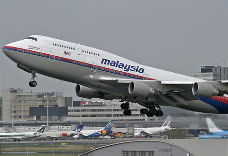 Một chiếc máy bay của hãng hàng không Malaysia Airlines bắt đầu cất cánh. Một chiếc máy bay của hãng hàng không Malaysia Airlines bắt đầu cất cánh.