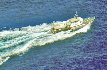 Một tàu Malaysia trên đường ra biển tìm kiếm chiếc máy bay mất tích.