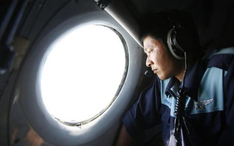 Sĩ quan Không quân Việt Nam đang quan sát tìm kiếm trên mặt biển. Sĩ quan Không quân Việt Nam đang quan sát tìm kiếm trên mặt biển.