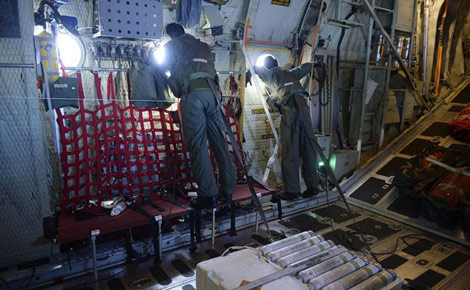 Hai binh sĩ Singapore nhìn qua ô cửa máy bay vận tải C-130 tìm máy bay trên biển. Hai binh sĩ Singapore nhìn qua ô cửa máy bay vận tải C-130 tìm máy bay trên biển.