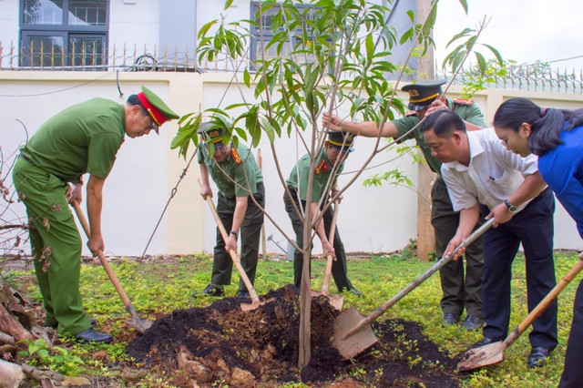 Bà Rịa-Vũng Tàu: Phát động công trình “Trồng cây Lêkima - Đời đời nhớ ơn Anh hùng Liệt sĩ Võ Thị Sáu” - Hình 3 Ba Ria-Vung Tau: Phat dong cong trinh “Trong cay Lekima - Doi doi nho on Anh hung Liet si Vo Thi Sau”-Hinh-3