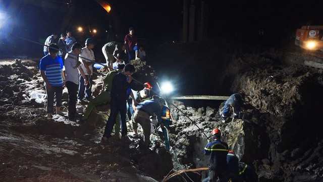 Sau 2 ngày vẫn chưa cứu được cháu bé 10 tuổi lọt hố sâu ở Đồng Tháp - Hình 2 Sau 2 ngay van chua cuu duoc chau be 10 tuoi lot ho sau o Dong Thap-Hinh-2