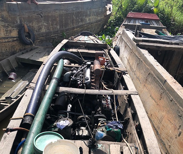 Bị phát hiện hút cát trái phép, nam thanh niên 34 tuổi nhảy sông bỏ trốn Bi phat hien hut cat trai phep, nam thanh nien 34 tuoi nhay song bo tron