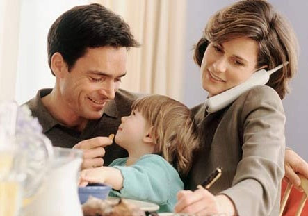 Bạn không thể làm mọi thứ một lúc: Hãy chấp nhận sự thật rằng bạn không thể cáng đáng mọi công việc cùng một lúc. Bạn cần học cách chia sẻ công việc với người khác để đảm bảo mọi thứ đều được hoàn thành. Trong những giai đoạn khác nhau của cuộc sống, bạn sẽ có những ưu tiên riêng. Chẳng hạn như, có thời điểm, bạn phải hi sinh nhiều thời gian hơn cho con cái thay vì đặt sự nghiệp lên hàng đầu. Hãy làm theo sự mách bảo của lương tâm sẽ giúp bạn luôn cảm thấy thoải mái. Nếu không dành đủ thời gian bên các con khiến bạn cảm thấy rất áy náy thì cần sắp xếp để làm việc đó.