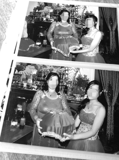 Cô Ly và mẹ của cô xúng xính áo quần trong ngày cưới.