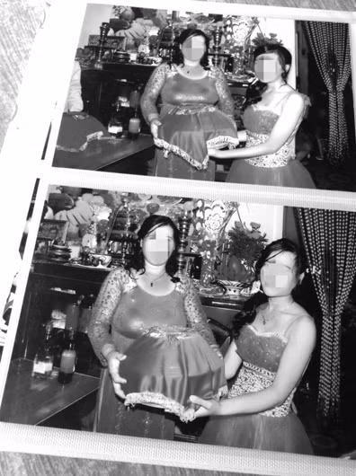 Cô Ly và mẹ của cô xúng xính áo quần trong ngày cưới.