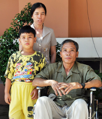 Cô giáo Phan Thị Minh Tâm hạnh phúc bên chồng, anh thương binh Vũ Văn Hấn và con trai Bảo Anh. Cô giáo Phan Thị Minh Tâm hạnh phúc bên chồng, anh thương binh Vũ Văn Hấn và con trai Bảo Anh.