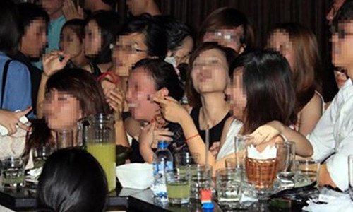 Tùy ngoại hình, tính cách từng đối tượng, các "thợ săn" sẽ đưa ra những loại "mồi nhử" phù hợp khiến họ nhanh chóng sa lầy. Tùy ngoại hình, tính cách từng đối tượng, các "thợ săn" sẽ đưa ra những loại "mồi nhử" phù hợp khiến họ nhanh chóng sa lầy.