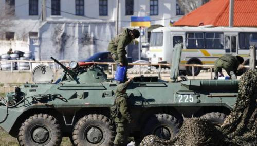 Lính vũ trang được cho là quân nhân Nga bên cạnh chiếc xe bọc thép trước một căn cứ hải quân của Ukraine tại thành phố cảng của Cộng hòa Crimea, Feodosia ngày 23/3. Lính vũ trang được cho là quân nhân Nga bên cạnh chiếc xe bọc thép trước một căn cứ hải quân của Ukraine tại thành phố cảng của Cộng hòa Crimea, Feodosia ngày 23/3.