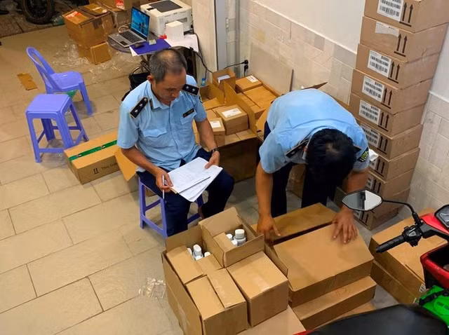 Phat hien hon 13.000 my pham cao cap thu mua troi noi trong ngoi nha 'noi bat xuat, ngoai bat nhap'