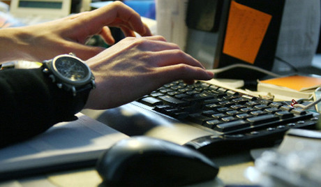 Một nhóm tin tặc vô danh đang dồn dập tấn công các trang mạng của chính phủ Nga. Một nhóm tin tặc vô danh đang dồn dập tấn công các trang mạng của chính phủ Nga.