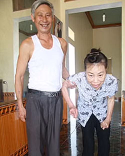 Mỗi khi chăm sóc vợ là lúc ông Thảnh cảm thấy hạnh phúc nhất.