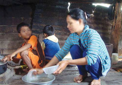 Ba mẹ con H’Ruk trong góc bếp nghèo. Ba mẹ con H’Ruk trong góc bếp nghèo.