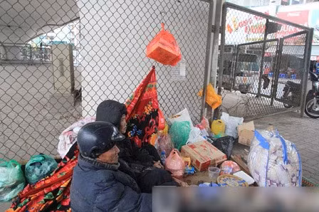 "Tổ ấm” dưới gầm cầu của cụ Chu Quang Hậu dịp Tết Nguyên đán 2014.